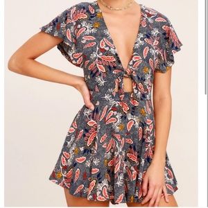 Lulu’s Dondi Navy Flora Print Romper